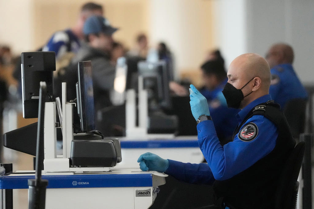 How the program works, San Francisco's airport is a ‘litmus test’, Why TSA's union opposes the private model, An unintended benefit of outsourcing screeners