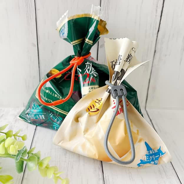 無印良品では、家中あちこちで使える便利グッズを販売中です。, カラーリングがおしゃれで気分が上がります。, ロック付きで使い勝手ばつぐん！, 慣れると簡単に使えて便利ですよ。, 伸縮性ばつぐんで、使いやすいです！, 家中で活躍するから、あと3セットくらいほしい！, ダイソーの「コードクリップ（3個）」も便利です。, 家中にあるコードに活用できてありがたい！
