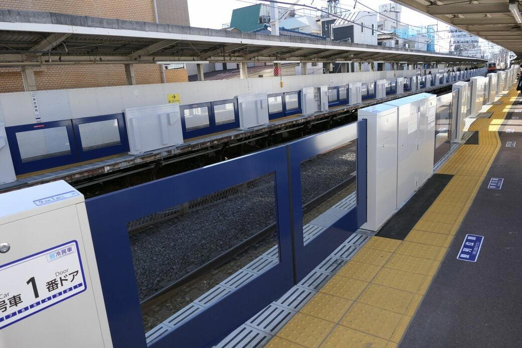 一夜にしてホームに出現, 深夜に走る“回送列車”, 知らないうちに進む基礎の工事, 「縁の下」で支える製品も, 設置までの長い準備期間
