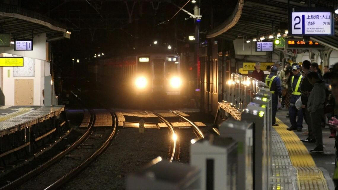 一夜にしてホームに出現, 深夜に走る“回送列車”, 知らないうちに進む基礎の工事, 「縁の下」で支える製品も, 設置までの長い準備期間