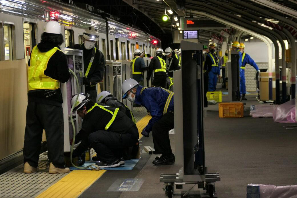 一夜にしてホームに出現, 深夜に走る“回送列車”, 知らないうちに進む基礎の工事, 「縁の下」で支える製品も, 設置までの長い準備期間