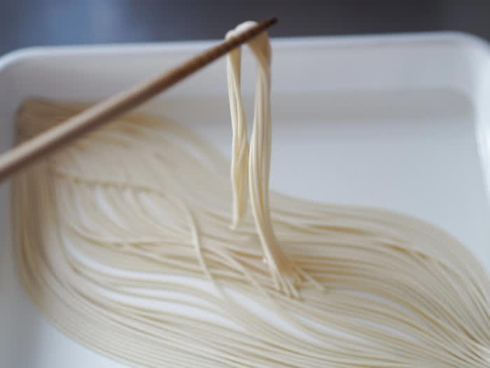 そもそも「水漬けパスタ」とは？, 革命的裏ワザ「水漬けパスタ」の作り方, ゆで上がりはどんな感じ？, どっちがおいしい？食べ比べてみた！, 長期保存も可能。作りおきにもおすすめです