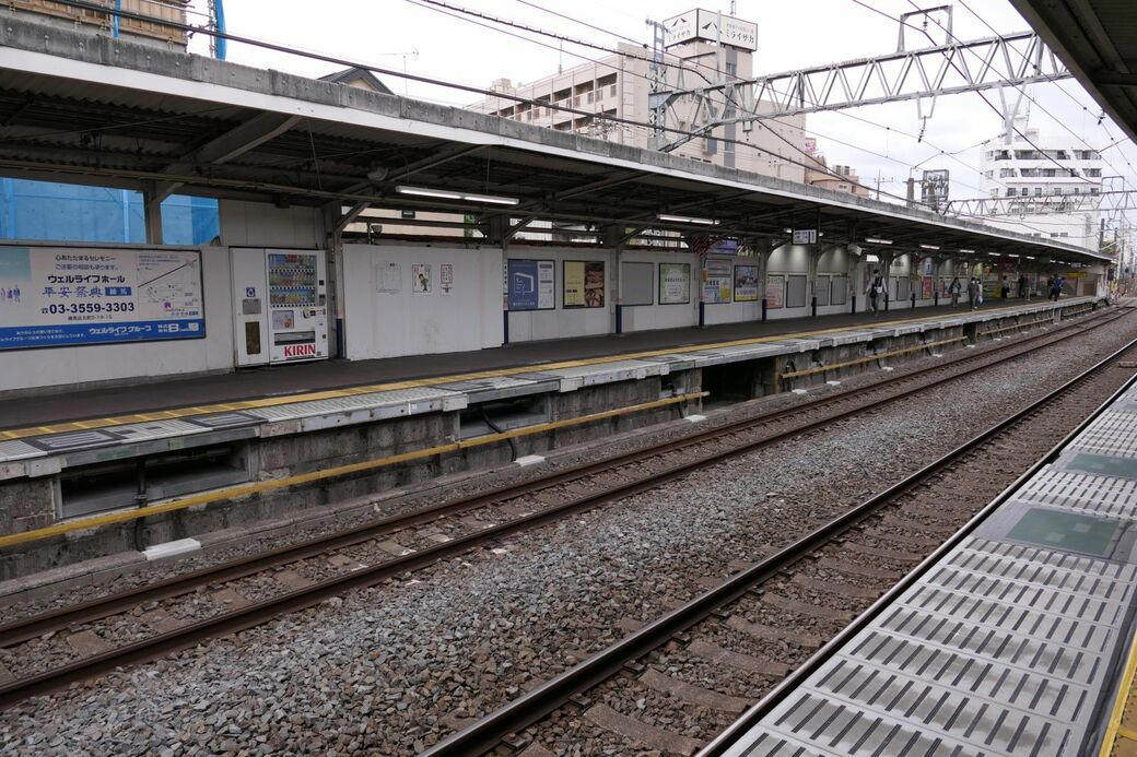 一夜にしてホームに出現, 深夜に走る“回送列車”, 知らないうちに進む基礎の工事, 「縁の下」で支える製品も, 設置までの長い準備期間