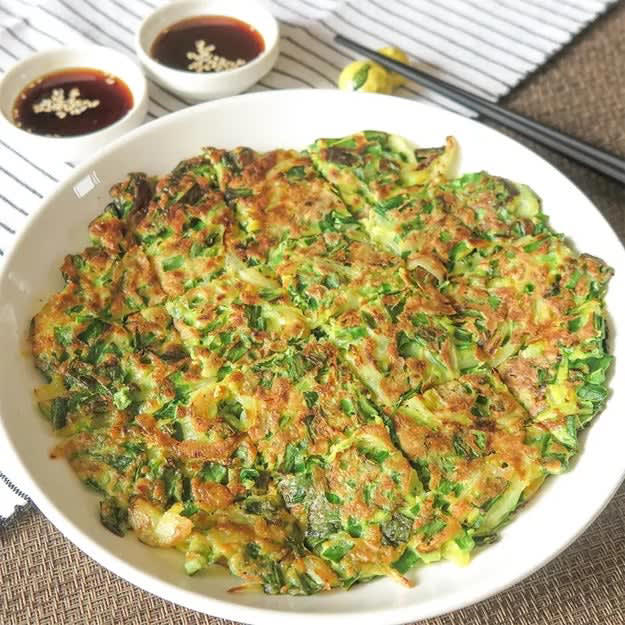 くるくるニラ焼き, 【ニラを買ったらコレにして】餃子の皮で作る！くるくるニラ焼き｜簡単節約おかず, ニラと玉ねぎのチヂミ, 【ニラを1束使い切り！】10分で完成！ニラと玉ねぎのおいしさが詰まったチヂミレシピ, 豆腐とニラの卵炒め, 【豆腐でコスパ抜群】節約したい時にもおすすめ！豆腐とニラの卵炒めレシピ