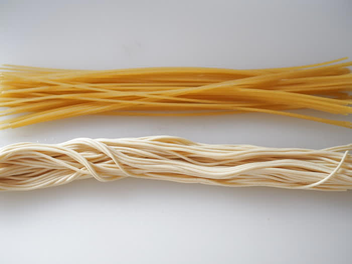 そもそも「水漬けパスタ」とは？, 革命的裏ワザ「水漬けパスタ」の作り方, ゆで上がりはどんな感じ？, どっちがおいしい？食べ比べてみた！, 長期保存も可能。作りおきにもおすすめです