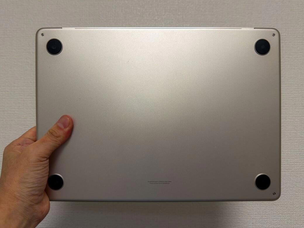 キーボードからゴム足までカラバリを徹底, 低価格なのに「色にこだわる」特殊さ, 学生向けの格安モデルを「アップルファンの入り口に」, iPhoneのプロセッサーでMacを作って安価に