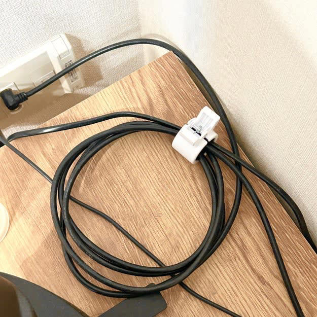 無印良品では、家中あちこちで使える便利グッズを販売中です。, カラーリングがおしゃれで気分が上がります。, ロック付きで使い勝手ばつぐん！, 慣れると簡単に使えて便利ですよ。, 伸縮性ばつぐんで、使いやすいです！, 家中で活躍するから、あと3セットくらいほしい！, ダイソーの「コードクリップ（3個）」も便利です。, 家中にあるコードに活用できてありがたい！