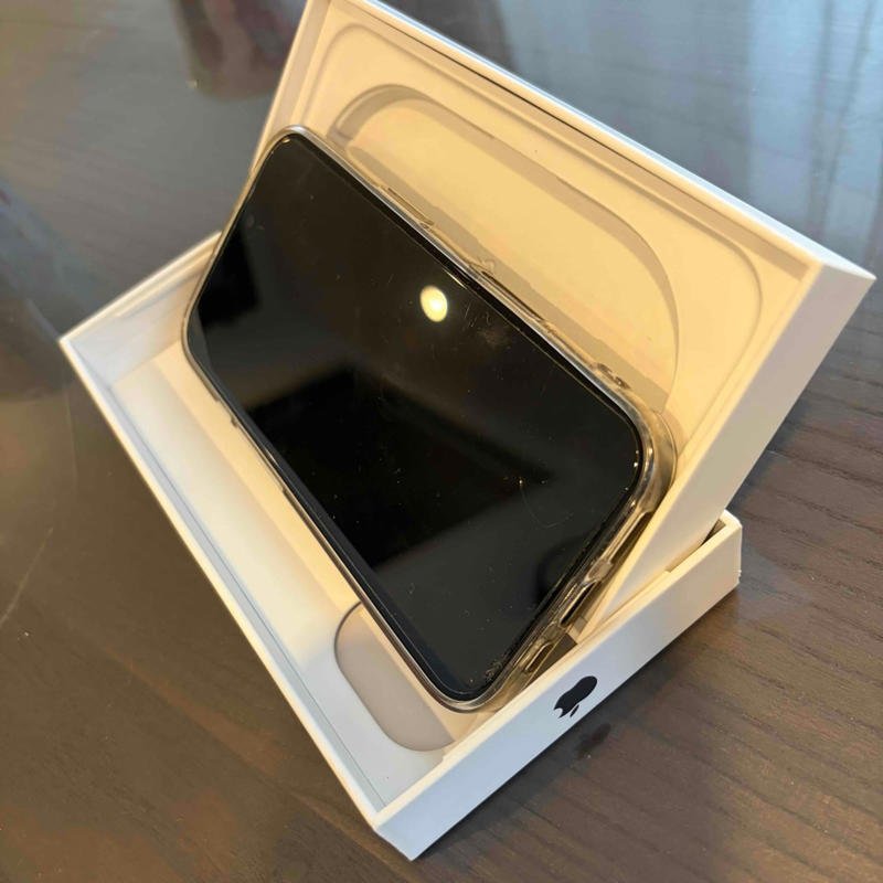 iPhoneの空ケース、使えるかも？, 空ケースがスマホスタンドに!?, 置き方や組み合わせ方で調整可能, ちょっと置きたいときに試してみては？
