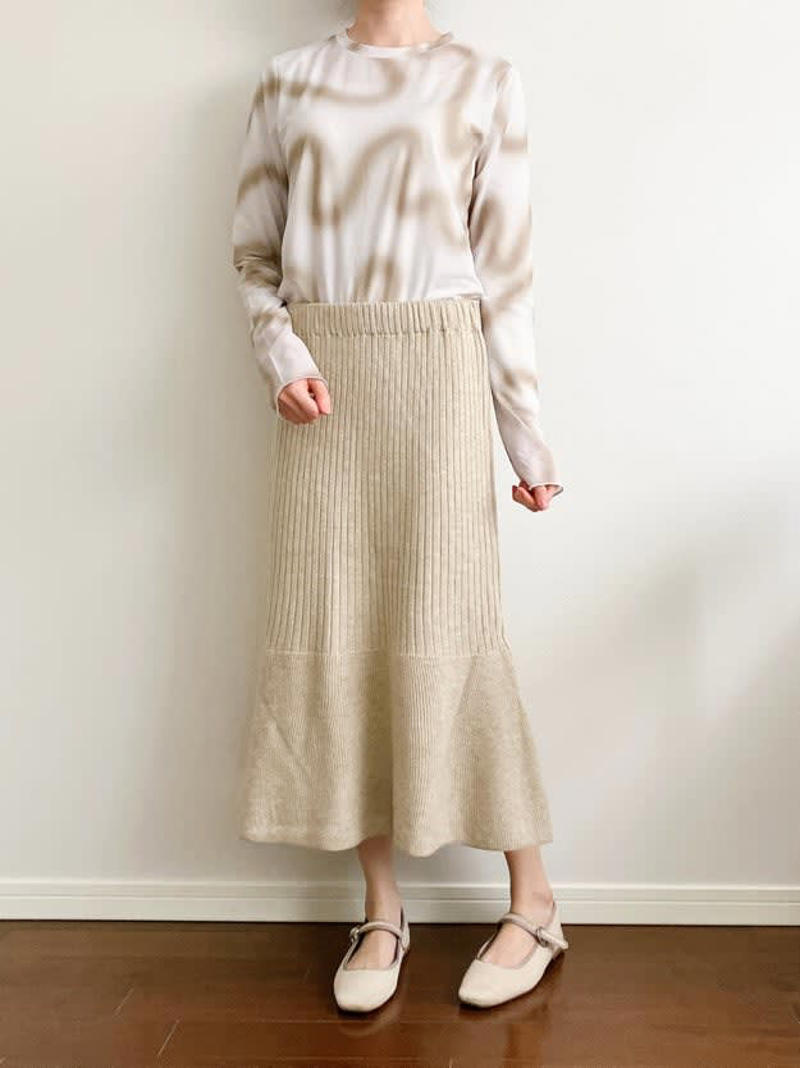 ニトリでは、美シルエットな「楽ちんロングスカート」を販売中。, 脚のラインにふんわりと沿った、上品なシルエットのスカートです。, 脚のラインをきれいに見せつつ、リラックスしてはけます。, チクチクしない、やさしい肌触りです。, 落ち着いた大人っぽい雰囲気のコーデが作りやすいです！, 上品な雰囲気のボトムスなら、無印良品の「婦人 高密度ツイル ワイドテーパードパンツ」もおすすめです。