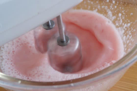 シンプルな材料で意外に簡単「生マシュマロ」作ってみた, ジャムとゼラチンを合わせて、ひたすらミキサーで泡立てる, しゅわっと溶ける不思議なおいしさ, 大きめのボウルがおすすめ, 贈り物にも、自分へのご褒美にも◎