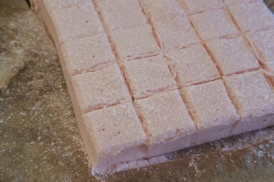 シンプルな材料で意外に簡単「生マシュマロ」作ってみた, ジャムとゼラチンを合わせて、ひたすらミキサーで泡立てる, しゅわっと溶ける不思議なおいしさ, 大きめのボウルがおすすめ, 贈り物にも、自分へのご褒美にも◎