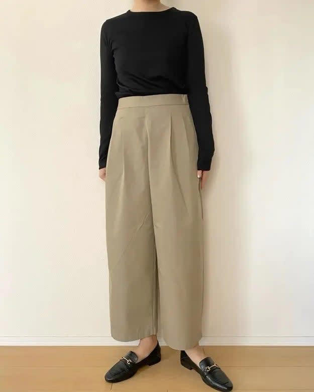 ニトリでは、美シルエットな「楽ちんロングスカート」を販売中。, 脚のラインにふんわりと沿った、上品なシルエットのスカートです。, 脚のラインをきれいに見せつつ、リラックスしてはけます。, チクチクしない、やさしい肌触りです。, 落ち着いた大人っぽい雰囲気のコーデが作りやすいです！, 上品な雰囲気のボトムスなら、無印良品の「婦人 高密度ツイル ワイドテーパードパンツ」もおすすめです。