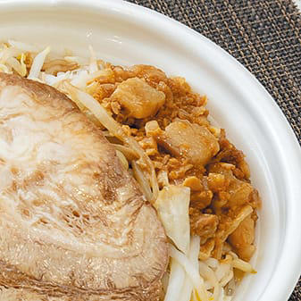 ＜ライフスタイル編＞コンビニラーメン, ■極太麺ワシワシで規格外のボリューム！, ■スパイスの効いた濃厚スープと極太麺, ■濃厚スープと太めちぢれ麺の相性抜群