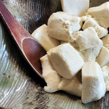 ■1、銘々小皿に、材料●を入れる→そのまま5分ほど放置【簡単だしつゆ完成】, ■2、耐熱食器に、高野豆腐を入れる, ■3、熱湯を高野豆腐にまんべんなく回しかける（高野豆腐がしっかりと浸かるまで）, ■4、電子レンジで3分加熱する→高野豆腐を軽く押さえながら、しっかりお湯をきる, ■5、食べる直前に、手順1のだしつゆに、小ネギを加える→だしつゆに高野豆腐を半分ほど浸して、いただきまーす！