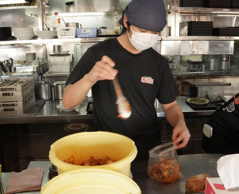 キムチ食べ放題！ 三重県発の中華チェーン「あじへい」, 90年代のJ-POPが流れる店内、回転はラーメン屋並み, 中毒性のある、あじへい名物「自家製キムチ」, 見た目に反して、あっさりした優しい「あじへいラーメン」, 白菜のシャキッと感に「ひと手間」を感じる, ふんわり、しっとり。卵をふんだんに使用した炒飯, キムチ無料は、たぶん意地かもしれん, 味玉の出し方ひとつに表れる、店のホスピタリティ, 7坪半の小さなラーメン屋から始まった「あじへい」