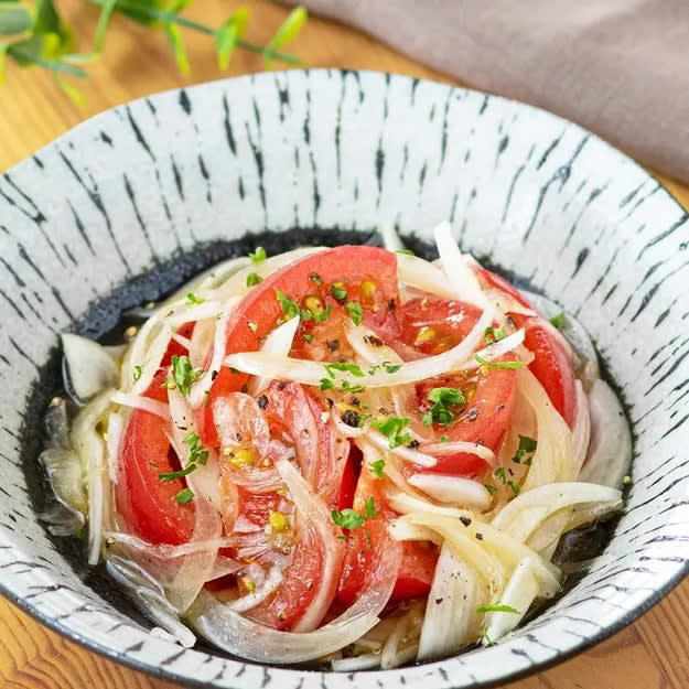 新玉ねぎのおかかのりサラダ, 【新玉ねぎあったら全部これでいいわ】3個くらいあっという間になくなる！味付け完璧なサラダレシピ, キャベツと新玉ねぎとツナのマリネ, 【キャベツを和えるだけでOK】「冷蔵庫に常備だわ」「味付けが抜群にウマい」火を使わずに作れる簡単マリネレシピ, 新玉ねぎとトマトのマリネサラダ, 【新玉ねぎとトマトは最強のコンビ！】味見でなくなる！？切って和えるだけの簡単マリネレシピ
