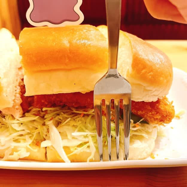 コメダ珈琲店では、ポケットモンスターとコラボした「期間限定サンド」を販売中です。, 初日から大人気で、SNSでも話題になっています！, もぐもぐ顔のメタモンが乗っていてかわいい！, 具がこぼれ落ちてくるぐらい、ボリューム満点です。, ピリ辛の明太子とプリプリのエビがたまらない！, ふわっふわのパンがおいしさを引き立てています。, 食べきれない分は持ち帰ることができました！, オリジナルメニュー注文で、もれなくプレゼント付き！, ボリューム満点でおなかいっぱいです！, ポケモン好きの方には、ポケモンセンターの「おかおサガラミニポーチ ピカチュウ ポケピース」もおすすめです。, 小銭やお菓子など、小さいものが入ります。
