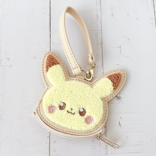 コメダ珈琲店では、ポケットモンスターとコラボした「期間限定サンド」を販売中です。, 初日から大人気で、SNSでも話題になっています！, もぐもぐ顔のメタモンが乗っていてかわいい！, 具がこぼれ落ちてくるぐらい、ボリューム満点です。, ピリ辛の明太子とプリプリのエビがたまらない！, ふわっふわのパンがおいしさを引き立てています。, 食べきれない分は持ち帰ることができました！, オリジナルメニュー注文で、もれなくプレゼント付き！, ボリューム満点でおなかいっぱいです！, ポケモン好きの方には、ポケモンセンターの「おかおサガラミニポーチ ピカチュウ ポケピース」もおすすめです。, 小銭やお菓子など、小さいものが入ります。
