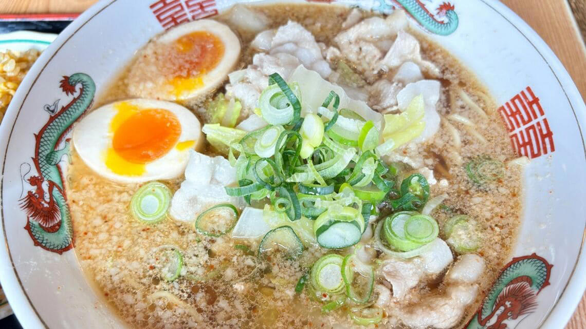キムチ食べ放題！ 三重県発の中華チェーン「あじへい」, 90年代のJ-POPが流れる店内、回転はラーメン屋並み, 中毒性のある、あじへい名物「自家製キムチ」, 見た目に反して、あっさりした優しい「あじへいラーメン」, 白菜のシャキッと感に「ひと手間」を感じる, ふんわり、しっとり。卵をふんだんに使用した炒飯, キムチ無料は、たぶん意地かもしれん, 味玉の出し方ひとつに表れる、店のホスピタリティ, 7坪半の小さなラーメン屋から始まった「あじへい」
