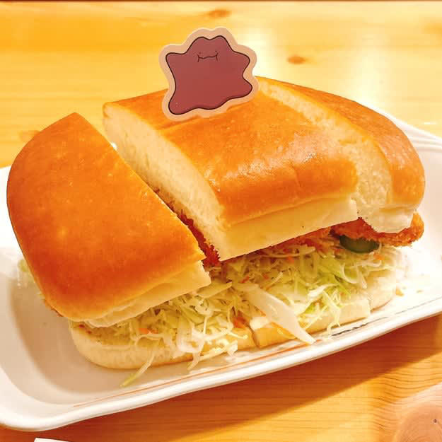 コメダ珈琲店では、ポケットモンスターとコラボした「期間限定サンド」を販売中です。, 初日から大人気で、SNSでも話題になっています！, もぐもぐ顔のメタモンが乗っていてかわいい！, 具がこぼれ落ちてくるぐらい、ボリューム満点です。, ピリ辛の明太子とプリプリのエビがたまらない！, ふわっふわのパンがおいしさを引き立てています。, 食べきれない分は持ち帰ることができました！, オリジナルメニュー注文で、もれなくプレゼント付き！, ボリューム満点でおなかいっぱいです！, ポケモン好きの方には、ポケモンセンターの「おかおサガラミニポーチ ピカチュウ ポケピース」もおすすめです。, 小銭やお菓子など、小さいものが入ります。