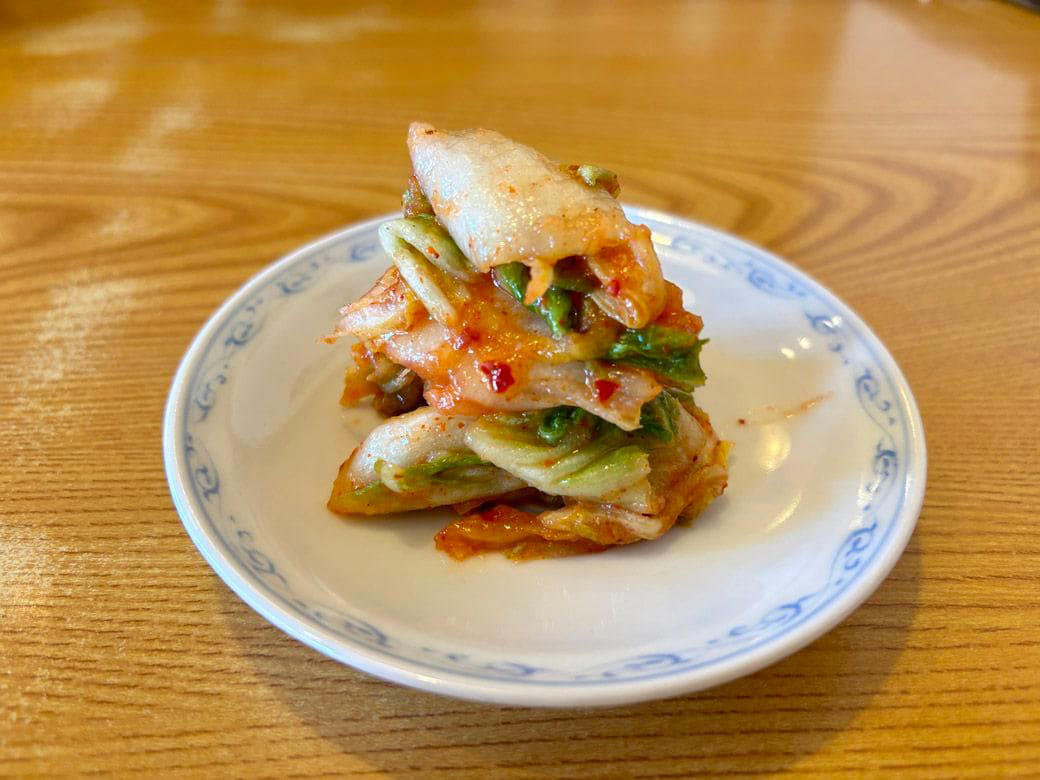 キムチ食べ放題！ 三重県発の中華チェーン「あじへい」, 90年代のJ-POPが流れる店内、回転はラーメン屋並み, 中毒性のある、あじへい名物「自家製キムチ」, 見た目に反して、あっさりした優しい「あじへいラーメン」, 白菜のシャキッと感に「ひと手間」を感じる, ふんわり、しっとり。卵をふんだんに使用した炒飯, キムチ無料は、たぶん意地かもしれん, 味玉の出し方ひとつに表れる、店のホスピタリティ, 7坪半の小さなラーメン屋から始まった「あじへい」