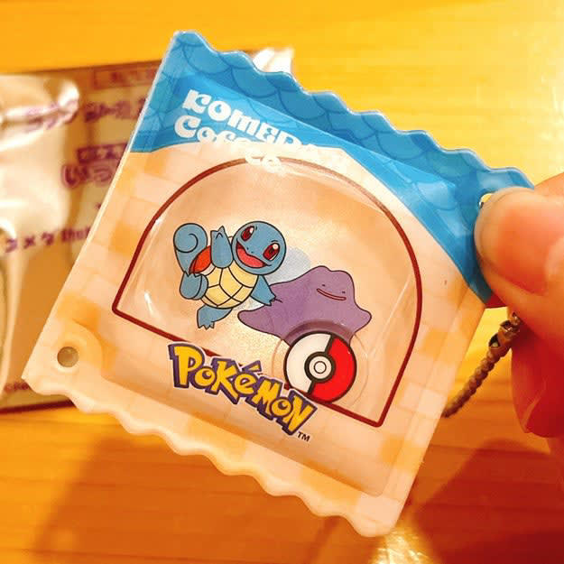 コメダ珈琲店では、ポケットモンスターとコラボした「期間限定サンド」を販売中です。, 初日から大人気で、SNSでも話題になっています！, もぐもぐ顔のメタモンが乗っていてかわいい！, 具がこぼれ落ちてくるぐらい、ボリューム満点です。, ピリ辛の明太子とプリプリのエビがたまらない！, ふわっふわのパンがおいしさを引き立てています。, 食べきれない分は持ち帰ることができました！, オリジナルメニュー注文で、もれなくプレゼント付き！, ボリューム満点でおなかいっぱいです！, ポケモン好きの方には、ポケモンセンターの「おかおサガラミニポーチ ピカチュウ ポケピース」もおすすめです。, 小銭やお菓子など、小さいものが入ります。