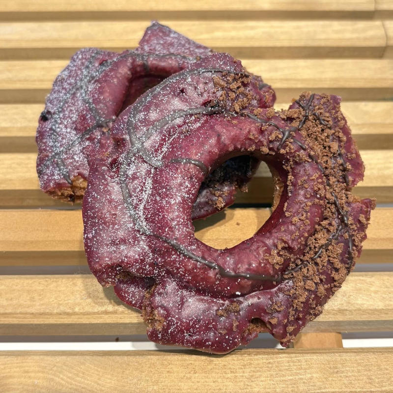 【第1弾】はいちごづくし！春らしいピンク＆レッドにときめいて♡, ①シリーズの象徴的存在♡ 【練乳いちごミルクチョコファッション】, ②ビジュアルの可愛さNo.1！【濃厚いちごグレーズファッション】, ③軽やかな食感がクセになる【いちごのミルフィーユドーナツ】, 【第2弾】はさっぱりブルーベリー♡爽やかな甘みに癒やされる！, ①こだわり満載の自信作！【ブルーベリーグレーズチョコファッション】, ②ホワイトのラインがけがお洒落♡【濃厚プレミアブルーベリーグレーズ】, ③甘さ控えめで上品な【ブルーベリーレアチーズサンド】, まるでケーキ♡ シリーズ共通の“生マラサダ”も要注目！, お花見やピクニックのお供に♪