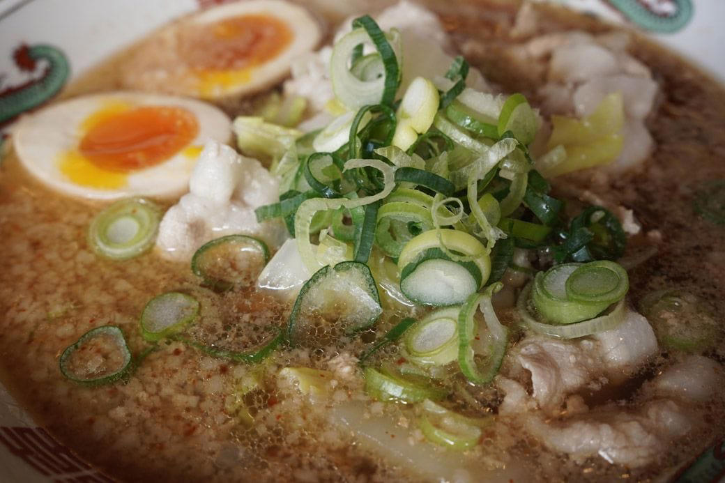 キムチ食べ放題！ 三重県発の中華チェーン「あじへい」, 90年代のJ-POPが流れる店内、回転はラーメン屋並み, 中毒性のある、あじへい名物「自家製キムチ」, 見た目に反して、あっさりした優しい「あじへいラーメン」, 白菜のシャキッと感に「ひと手間」を感じる, ふんわり、しっとり。卵をふんだんに使用した炒飯, キムチ無料は、たぶん意地かもしれん, 味玉の出し方ひとつに表れる、店のホスピタリティ, 7坪半の小さなラーメン屋から始まった「あじへい」