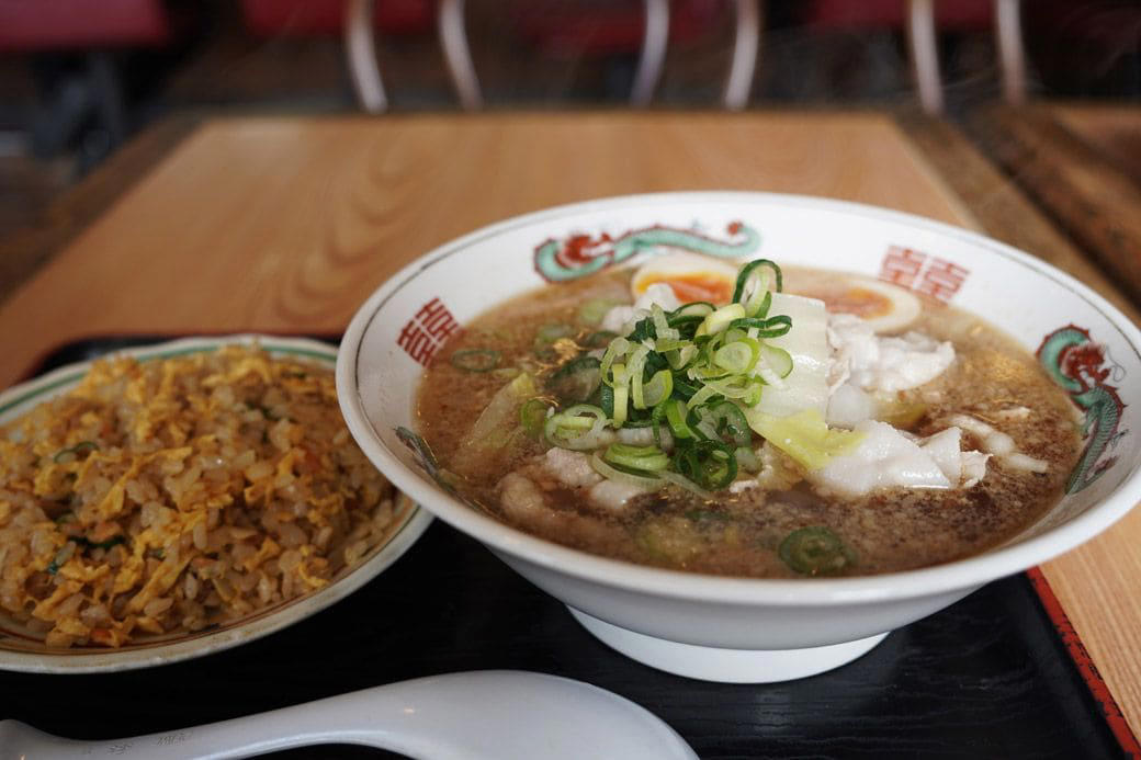 キムチ食べ放題！ 三重県発の中華チェーン「あじへい」, 90年代のJ-POPが流れる店内、回転はラーメン屋並み, 中毒性のある、あじへい名物「自家製キムチ」, 見た目に反して、あっさりした優しい「あじへいラーメン」, 白菜のシャキッと感に「ひと手間」を感じる, ふんわり、しっとり。卵をふんだんに使用した炒飯, キムチ無料は、たぶん意地かもしれん, 味玉の出し方ひとつに表れる、店のホスピタリティ, 7坪半の小さなラーメン屋から始まった「あじへい」