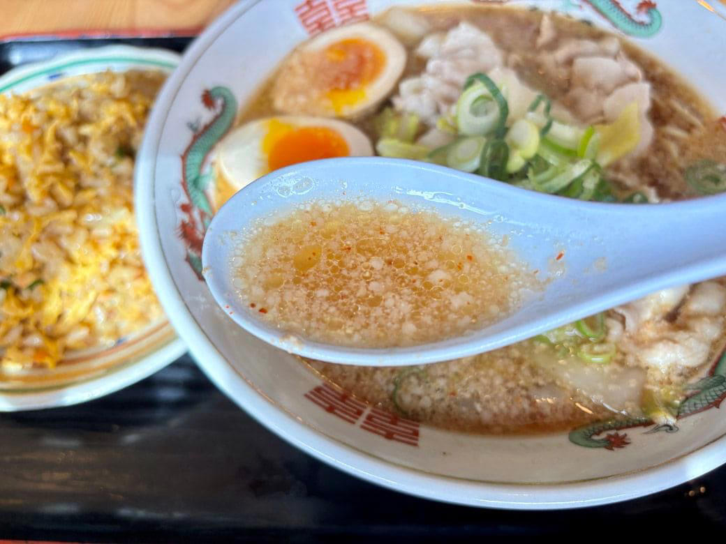 キムチ食べ放題！ 三重県発の中華チェーン「あじへい」, 90年代のJ-POPが流れる店内、回転はラーメン屋並み, 中毒性のある、あじへい名物「自家製キムチ」, 見た目に反して、あっさりした優しい「あじへいラーメン」, 白菜のシャキッと感に「ひと手間」を感じる, ふんわり、しっとり。卵をふんだんに使用した炒飯, キムチ無料は、たぶん意地かもしれん, 味玉の出し方ひとつに表れる、店のホスピタリティ, 7坪半の小さなラーメン屋から始まった「あじへい」