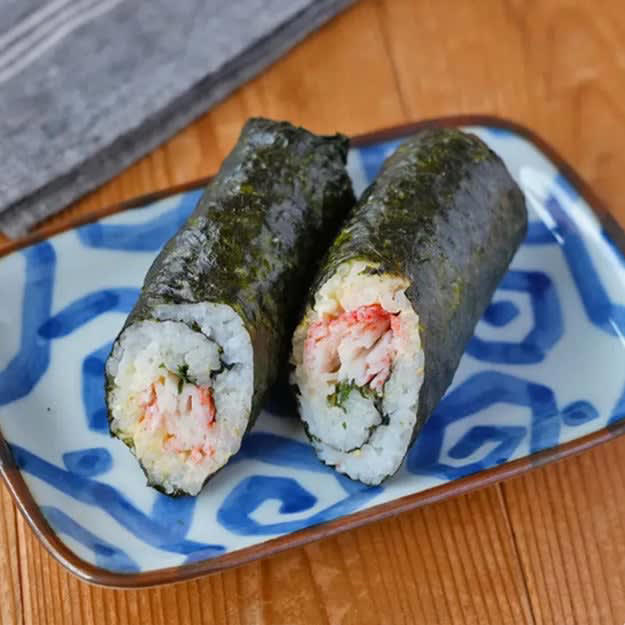 マグロの油漬けと大葉のミニキンパ, 【ツナと大葉で簡単キンパ！】10分で作れて簡単なのに本格的♡お手軽キンパレシピ, 卵焼きと焼き鮭のわかめご飯のり巻き, 【ウチの朝ごはん、もう一生コレ】「おにぎりより好き」「お弁当にも入れて」家族に人気の絶品のり巻きレシピ, カニマヨのり巻き, 【カニカマとご飯があればOK】「スティックだから食べやすい」「子どもがぺろっと食べた」カニマヨのり巻きレシピ