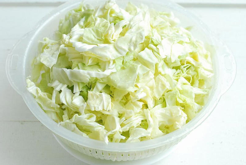 伝説の肉野菜炒めを作るのにかかる時間, 伝説の肉野菜炒めのカロリー, 春キャベツの特徴, 春キャベツを大量消費！コウケンテツさんの「伝説の肉野菜炒め」レシピ, 伝説の肉野菜炒めの材料（2人分）, 伝説の肉野菜炒めの作り方