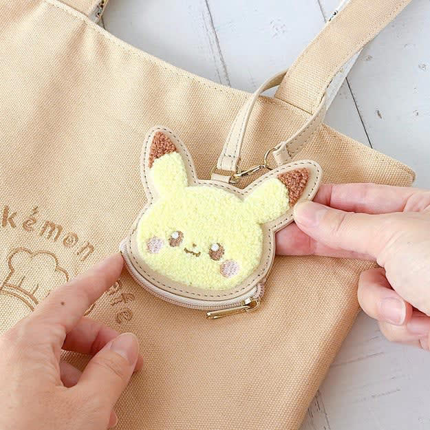 コメダ珈琲店では、ポケットモンスターとコラボした「期間限定サンド」を販売中です。, 初日から大人気で、SNSでも話題になっています！, もぐもぐ顔のメタモンが乗っていてかわいい！, 具がこぼれ落ちてくるぐらい、ボリューム満点です。, ピリ辛の明太子とプリプリのエビがたまらない！, ふわっふわのパンがおいしさを引き立てています。, 食べきれない分は持ち帰ることができました！, オリジナルメニュー注文で、もれなくプレゼント付き！, ボリューム満点でおなかいっぱいです！, ポケモン好きの方には、ポケモンセンターの「おかおサガラミニポーチ ピカチュウ ポケピース」もおすすめです。, 小銭やお菓子など、小さいものが入ります。