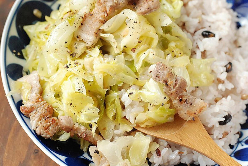 伝説の肉野菜炒めを作るのにかかる時間, 伝説の肉野菜炒めのカロリー, 春キャベツの特徴, 春キャベツを大量消費！コウケンテツさんの「伝説の肉野菜炒め」レシピ, 伝説の肉野菜炒めの材料（2人分）, 伝説の肉野菜炒めの作り方