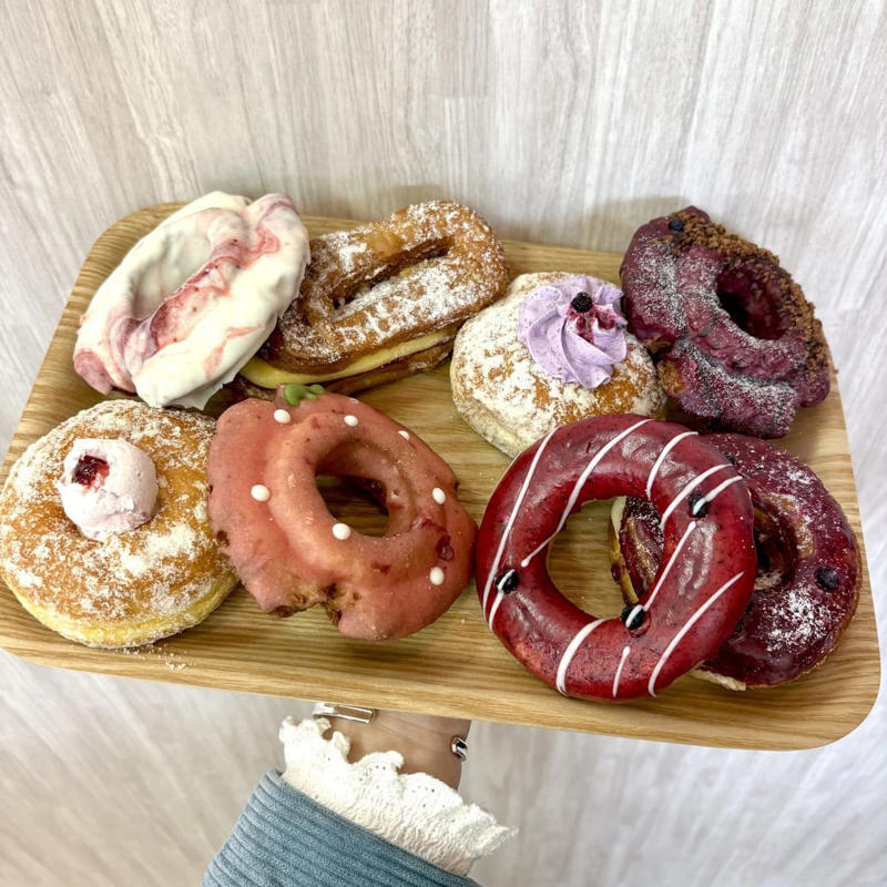 【第1弾】はいちごづくし！春らしいピンク＆レッドにときめいて♡, ①シリーズの象徴的存在♡ 【練乳いちごミルクチョコファッション】, ②ビジュアルの可愛さNo.1！【濃厚いちごグレーズファッション】, ③軽やかな食感がクセになる【いちごのミルフィーユドーナツ】, 【第2弾】はさっぱりブルーベリー♡爽やかな甘みに癒やされる！, ①こだわり満載の自信作！【ブルーベリーグレーズチョコファッション】, ②ホワイトのラインがけがお洒落♡【濃厚プレミアブルーベリーグレーズ】, ③甘さ控えめで上品な【ブルーベリーレアチーズサンド】, まるでケーキ♡ シリーズ共通の“生マラサダ”も要注目！, お花見やピクニックのお供に♪