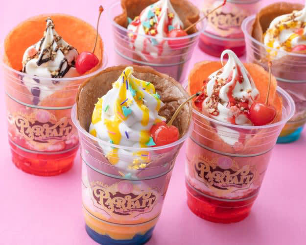 東京ディズニーランドでは、「ヴァネロペのスウィーツ・ポップ・ワールド」を開催中！, なかでも、いちばんの目玉は「パルパルーザ・パルフェ」。, そこでBuzzFeed Kawaii 編集部が一足早く潜入！, 販売している場所は、「アイスクリームコーン」。, 中へ入ると、ショーケースに並んだアイスがお目見え🩵, 「パルパルーザ・パルフェ」（1100円）, 2種類の組み合わせをチョイス。, それでは、いただきます！, ピーチ＆ベリーは甘くてジューシー🍑, マンゴーは爽やかで夏っぽい味🌴, 自分好みにカスタムできるのが楽しい！, 「ディズニー・パルパルーザ」の第6弾 「ヴァネロペのスウィーツ・ポップ・ワールド」, 動画でも詳しくレビュー中🍭
