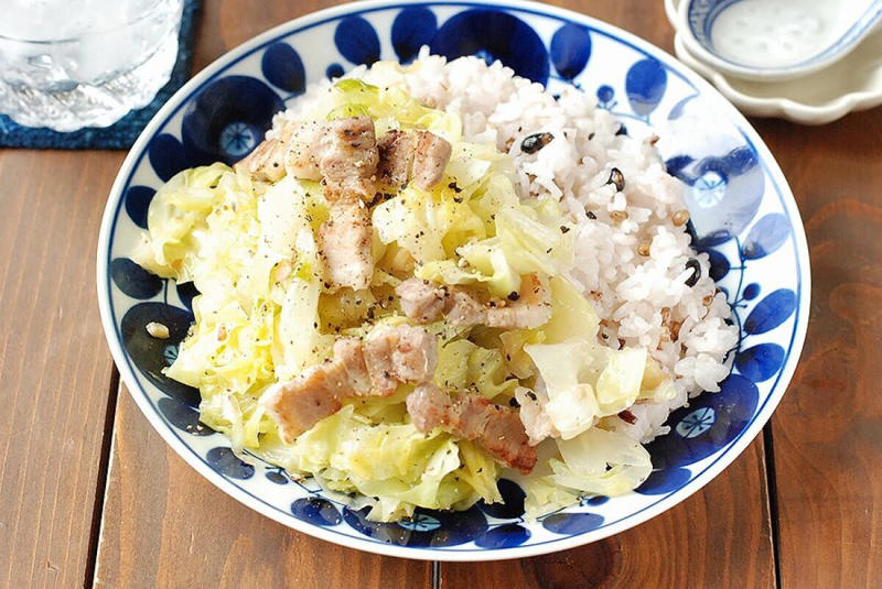 伝説の肉野菜炒めを作るのにかかる時間, 伝説の肉野菜炒めのカロリー, 春キャベツの特徴, 春キャベツを大量消費！コウケンテツさんの「伝説の肉野菜炒め」レシピ, 伝説の肉野菜炒めの材料（2人分）, 伝説の肉野菜炒めの作り方