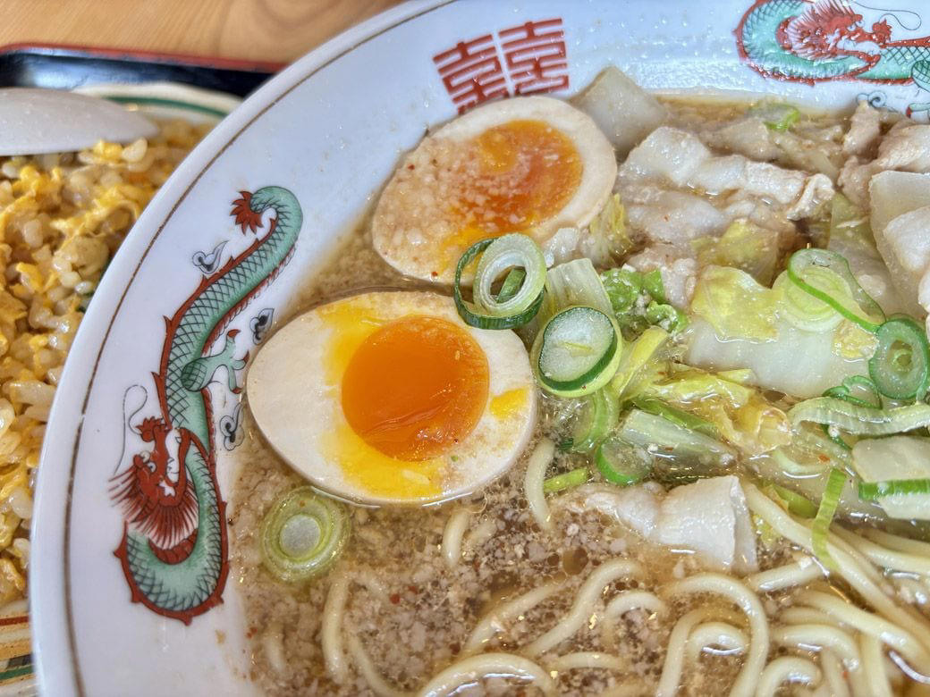キムチ食べ放題！ 三重県発の中華チェーン「あじへい」, 90年代のJ-POPが流れる店内、回転はラーメン屋並み, 中毒性のある、あじへい名物「自家製キムチ」, 見た目に反して、あっさりした優しい「あじへいラーメン」, 白菜のシャキッと感に「ひと手間」を感じる, ふんわり、しっとり。卵をふんだんに使用した炒飯, キムチ無料は、たぶん意地かもしれん, 味玉の出し方ひとつに表れる、店のホスピタリティ, 7坪半の小さなラーメン屋から始まった「あじへい」