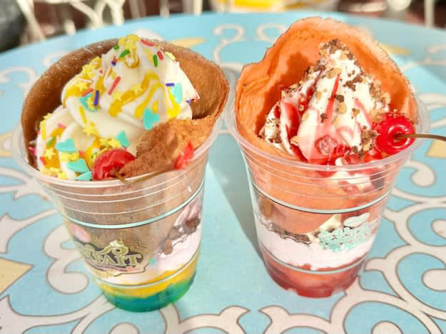 東京ディズニーランドでは、「ヴァネロペのスウィーツ・ポップ・ワールド」を開催中！, なかでも、いちばんの目玉は「パルパルーザ・パルフェ」。, そこでBuzzFeed Kawaii 編集部が一足早く潜入！, 販売している場所は、「アイスクリームコーン」。, 中へ入ると、ショーケースに並んだアイスがお目見え🩵, 「パルパルーザ・パルフェ」（1100円）, 2種類の組み合わせをチョイス。, それでは、いただきます！, ピーチ＆ベリーは甘くてジューシー🍑, マンゴーは爽やかで夏っぽい味🌴, 自分好みにカスタムできるのが楽しい！, 「ディズニー・パルパルーザ」の第6弾 「ヴァネロペのスウィーツ・ポップ・ワールド」, 動画でも詳しくレビュー中🍭