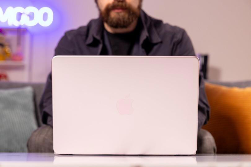 見て触るだけなら他のMacBookと同じ, Macユーザーには見慣れたスクリーン, サウンドも問題なし！, パフォーマンスは想定内, 実際の作業をしてみると…, 充電スピード…おそっ