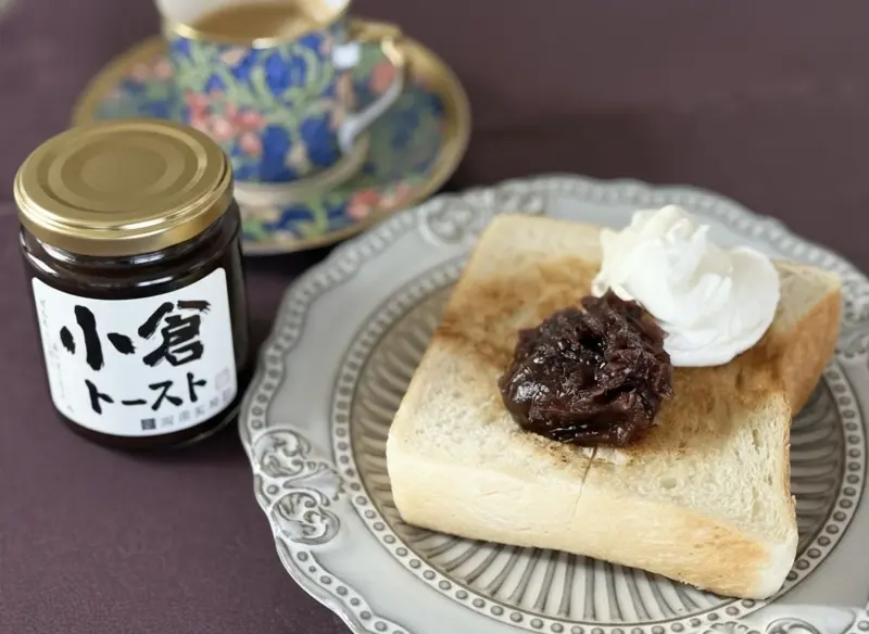 「禁断」のペアリング「小倉トースト」（600円）, 餡が主役のあん団子（170円）, 創業60年以上老舗の製餡店, 豆の「声」を聴き、最高の状態でお客さまへ