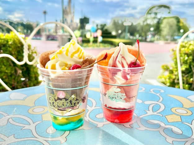 東京ディズニーランドでは、「ヴァネロペのスウィーツ・ポップ・ワールド」を開催中！, なかでも、いちばんの目玉は「パルパルーザ・パルフェ」。, そこでBuzzFeed Kawaii 編集部が一足早く潜入！, 販売している場所は、「アイスクリームコーン」。, 中へ入ると、ショーケースに並んだアイスがお目見え🩵, 「パルパルーザ・パルフェ」（1100円）, 2種類の組み合わせをチョイス。, それでは、いただきます！, ピーチ＆ベリーは甘くてジューシー🍑, マンゴーは爽やかで夏っぽい味🌴, 自分好みにカスタムできるのが楽しい！, 動画でも詳しくレビュー中🍭