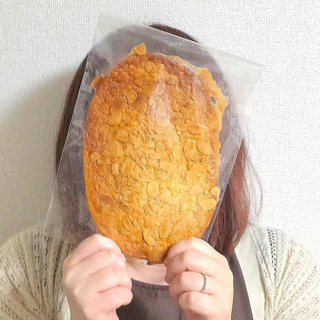 シャトレーゼで買える、300円以下の「絶品スイーツ」をまとめました。, 1.「アーフィー ～大きなアーモンドパイ～」, 実際に店頭で実物をみると、想像以上の大きさ！, パリパリサクサクとした食感がたまらない！, 2.「シャトー・レザン」, レーズンの甘酸っぱさと、クリームのまろやかさが相性バツグン！, しっとりとした生地もすごくおいしい！, 3.「糖質70％カットのふんわりロール ホイップクリーム＆カスタードクリーム」, スポンジは風味豊かで食べやすい。, スポンジ、ホイップクリーム、カスタードクリームのバランスが絶妙！