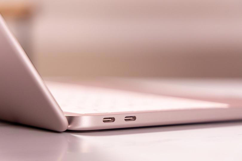 見て触るだけなら他のMacBookと同じ, Macユーザーには見慣れたスクリーン, サウンドも問題なし！, パフォーマンスは想定内, 実際の作業をしてみると…, 充電スピード…おそっ