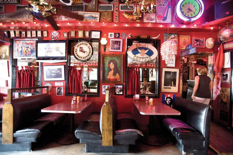 Page’s Okra Grill, The Red Bar, The Fish House Restaurant and Seafood Market, Doc’s Seafood Shack, Malone's, Cap's on the Water, Fleet Landing, Georgia Sea Grill, Biscuit Head