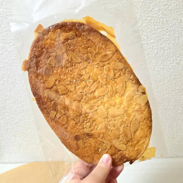 シャトレーゼで買える、300円以下の「絶品スイーツ」をまとめました。, 1.「アーフィー ～大きなアーモンドパイ～」, 実際に店頭で実物をみると、想像以上の大きさ！, パリパリサクサクとした食感がたまらない！, 2.「シャトー・レザン」, レーズンの甘酸っぱさと、クリームのまろやかさが相性バツグン！, しっとりとした生地もすごくおいしい！, 3.「糖質70％カットのふんわりロール ホイップクリーム＆カスタードクリーム」, スポンジは風味豊かで食べやすい。, スポンジ、ホイップクリーム、カスタードクリームのバランスが絶妙！