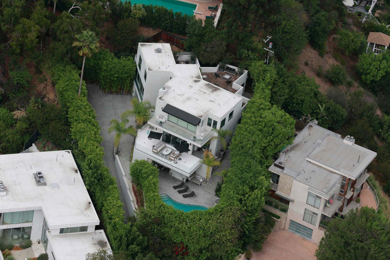 From Bandmates to Flatmates, Harry’s First House, A Move to the Golden Coast, A Private Getaway in the Hollywood Hills, A Big Move to the Big Apple, Back Across the Pond, Briefly Cohabitating in Tinseltown, A Rumored Roman Stint, Writing to the Beat of Berlin