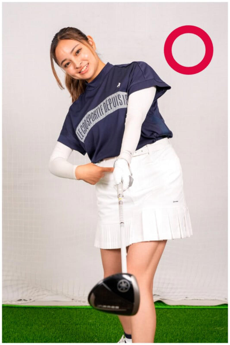 お悩み 短いアプローチが苦手！ 悪夢の〝往復ビンタ〞はもうこりごり, Maria's 解決法 イメージは右手でトスです！, 右手のひらが上を向く「トス」の意識をもつと、自然と右手のひらは上を向く。, フェースを真っすぐ出すイメージはNG, ボールを右足寄りに置くのはオーバーの原因, お悩み パー5でパーが獲れません！, Maria's 解決法 レイアップはグリップエンドをおヘソに向ける意識が大事！, ベタ足で成功率アップ, ヒザを伸ばし気味にしてもOK, フィニッシュをとったあともチェック！, 左足のツマ先をやや内側に閉じる, 〝鉄板〞のボールを挟むドリル, Maria's 解決法 3打目は左ヒジを体の幅のなかにを強く意識します, 後方から左ヒジが見えなければ○