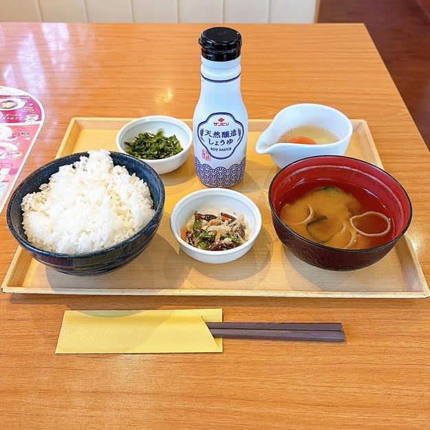 ココスでは、500円以下で食べられる「やみつきモーニング」を販売中です。, シンプルで、朝にちょうどいいセット！, 濃いオレンジ色の卵の黄身にびっくりしました！, 濃厚な卵の味わいにうっとり！, しょうゆとあおさで味の変化が楽しめる！, みそ汁は、ホッとする味わいです。, やさしい甘さの付け合わせも、ご飯に合う！, ドリンクバーは種類が豊富！, 旅館の朝ご飯のような味わいがワンコインで楽しめて幸せ！, モーニングといえば、松屋の「豚汁朝定食」もおすすめです。, 豚汁には具材が9種類も入っています。