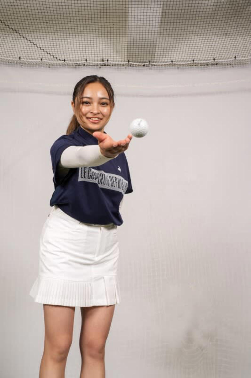 お悩み 短いアプローチが苦手！ 悪夢の〝往復ビンタ〞はもうこりごり, Maria's 解決法 イメージは右手でトスです！, 右手のひらが上を向く「トス」の意識をもつと、自然と右手のひらは上を向く。, フェースを真っすぐ出すイメージはNG, ボールを右足寄りに置くのはオーバーの原因, お悩み パー5でパーが獲れません！, Maria's 解決法 レイアップはグリップエンドをおヘソに向ける意識が大事！, ベタ足で成功率アップ, ヒザを伸ばし気味にしてもOK, フィニッシュをとったあともチェック！, 左足のツマ先をやや内側に閉じる, 〝鉄板〞のボールを挟むドリル, Maria's 解決法 3打目は左ヒジを体の幅のなかにを強く意識します, 後方から左ヒジが見えなければ○